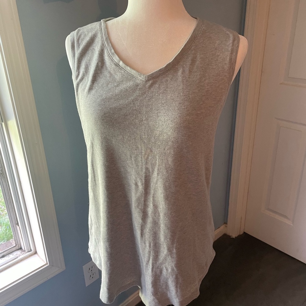 Set of 2 Isaac Mizrahi Sleeveless Women's Tops. Grey and black.